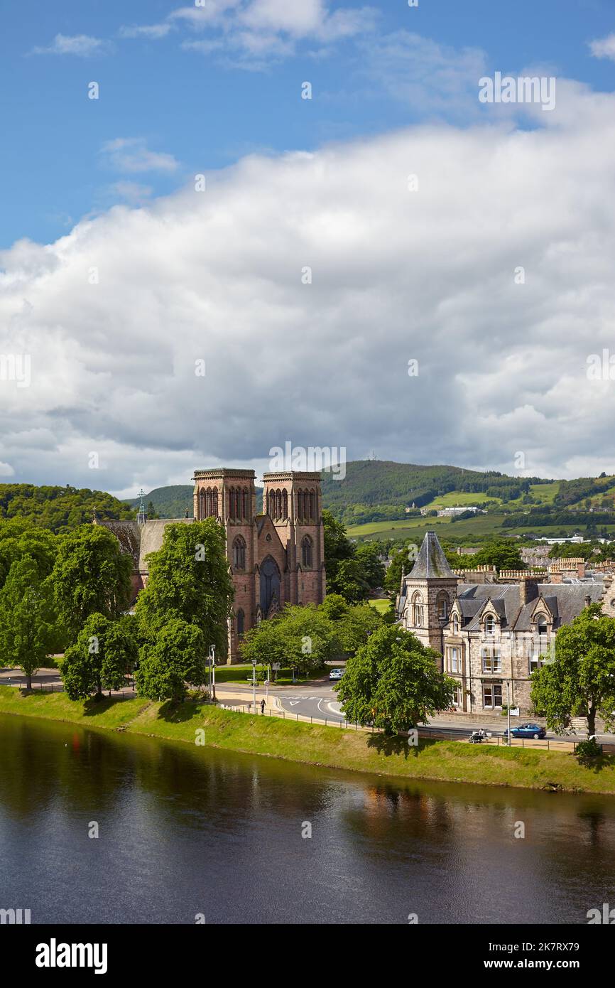 La vue sur la terrasse Ardross avec une rangée de belles villas approchant de la cathédrale d'Inverness le long de la rivière Ness. Inverness. Écosse. Royaume-Uni Banque D'Images