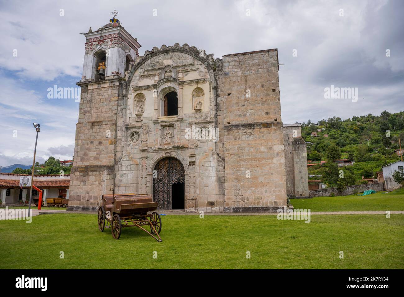 Vue sur l'église coloniale Santa Catarina Lachatao (fin 16th/début 17th siècle) dans l'ancien village minier de Lachatao, dans la Sierra Juarez moun Banque D'Images