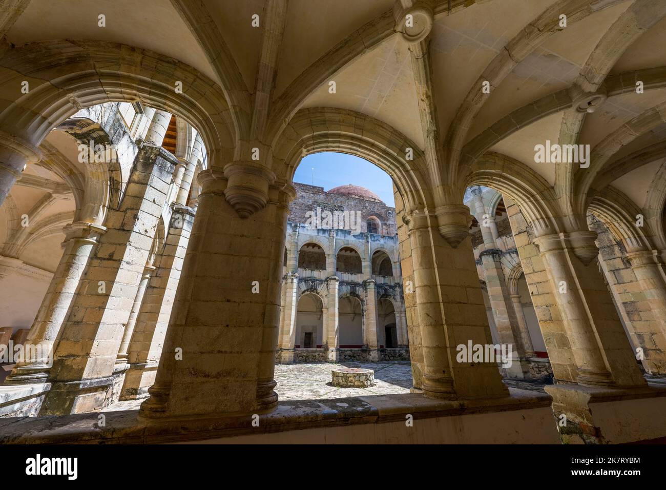 Vue sur la cour du monastère Santiago Apostol construit au 16th siècle par les Espagnols afin de convertir les peuples Mixtec et Zapotec à Cuil Banque D'Images