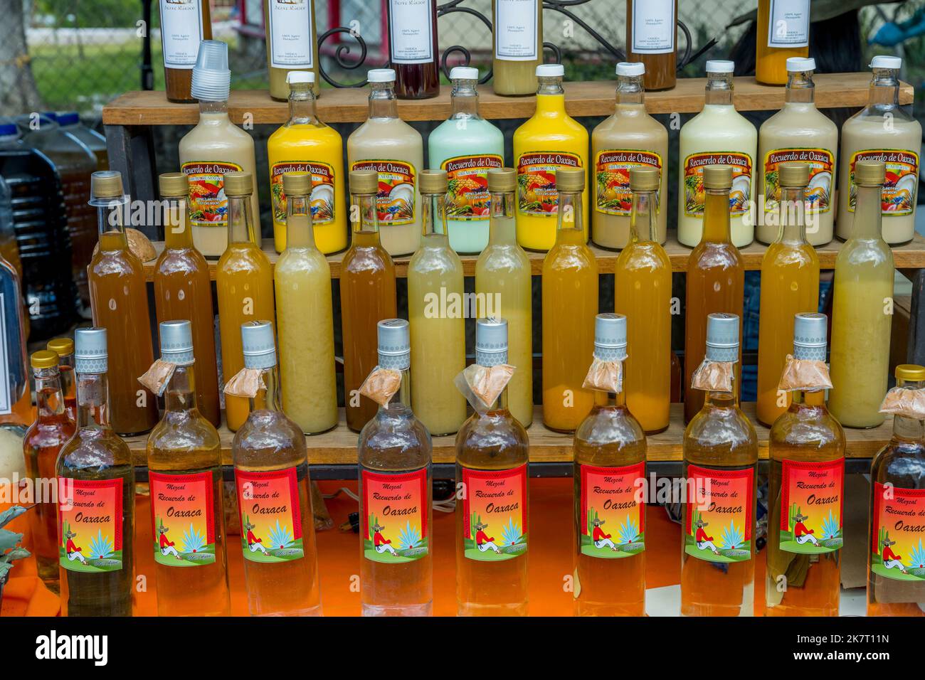 Liqueur à vendre dans les rues de San Antonino Castillo Velasco près d'Oaxaca, Mexique. Banque D'Images