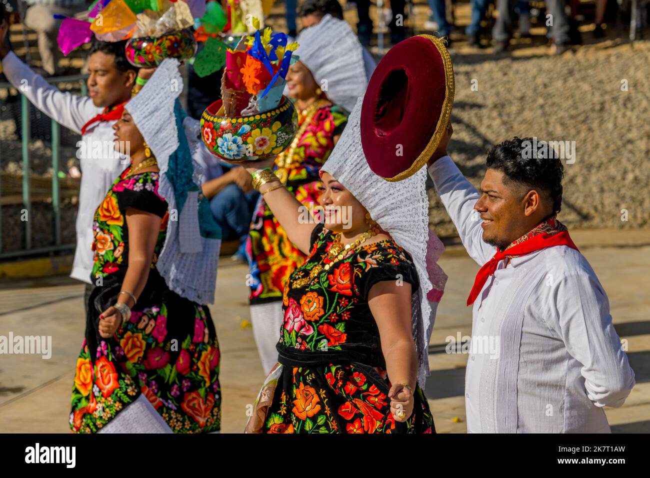 Danseurs se présentant dans la Guelaguetza dans l'arène de San Antonino Castillo Velasco près d'Oaxaca, au Mexique. Banque D'Images