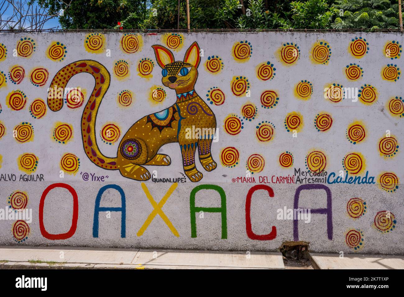Peintures murales colorées dans le village de San Martin Tilcajete en bois de Zapotec près d'Oaxaca, Mexique. Banque D'Images