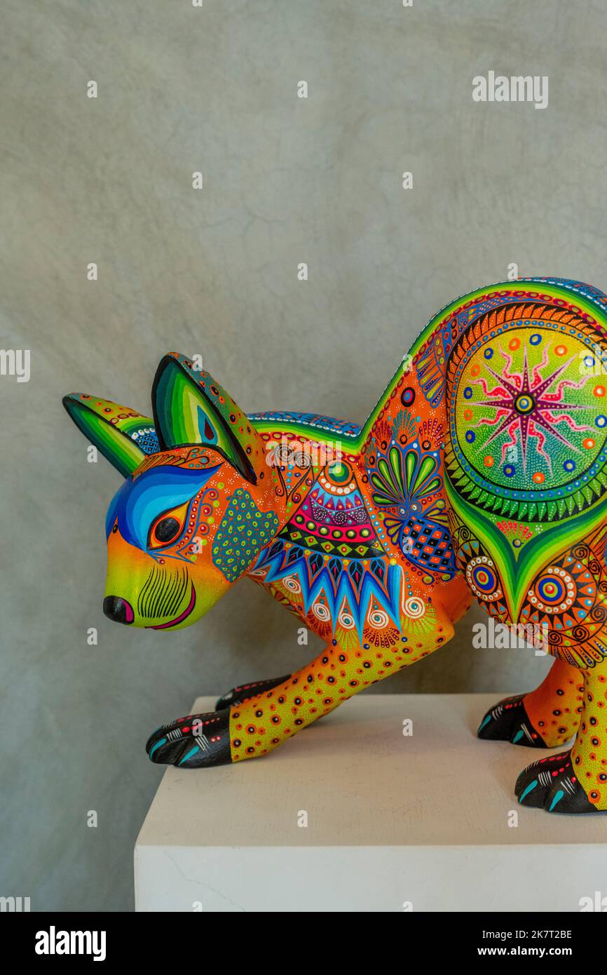 Exposition d'alibrije - sculptés, colorés et peints animaux et créatures de fantaisie - au studio d'alibrije de Jacobo y Maria Angeles dans le bois Zapotec ca Banque D'Images