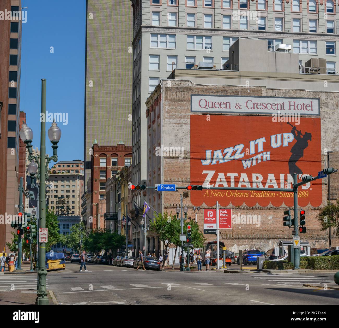 LA NOUVELLE-ORLÉANS, LA, États-Unis - 15 OCTOBRE 2022 : paysage urbain du centre-ville dans les rues Camp et Poydras avec piétons, circulation automobile et une annonce de Zatarain Banque D'Images