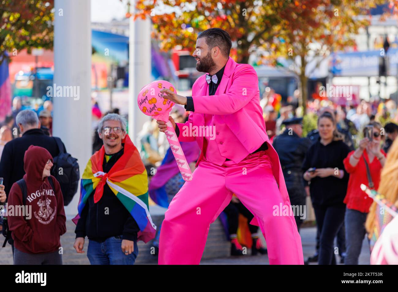 Birmingham Pride 2022. 25th ans de Birmingham Pride, 25 ans de fierté et de protestation. Birmingham Pride a tenu son premier événement en 1997. Pride est devenu l'un des plus importants festivals LGBTQ+ au Royaume-Uni, attirant plus de 40 000 personnes au cours du week-end sur le site du festival au cœur du village LGBTQ+ et plus de 75 000 participants ou regardant notre défilé annuel de fierté dans les rues De Birmingham. Banque D'Images