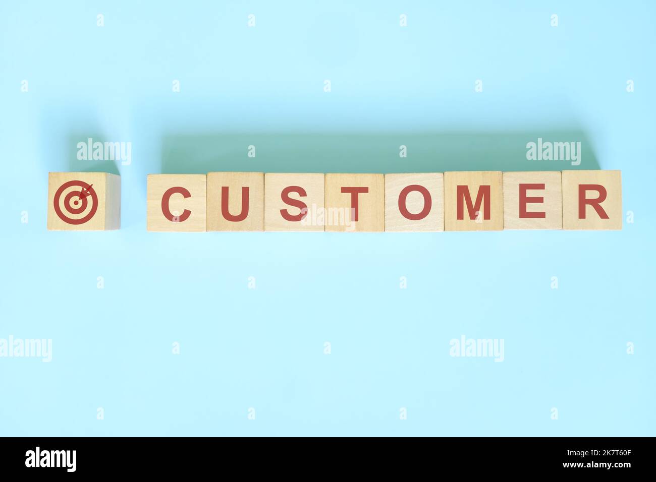 Concept de client cible pour le marketing et la publicité d'entreprise. La typographie des mots se trouve à plat sur fond bleu. Banque D'Images