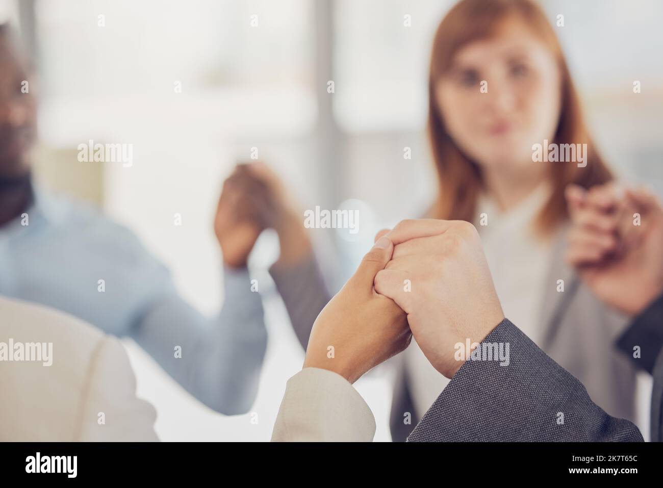 Mains, soutien et confiance avec une équipe d'affaires en solidarité lors d'une réunion de prière dans leur bureau. Collaboration, communauté et foi avec un Banque D'Images