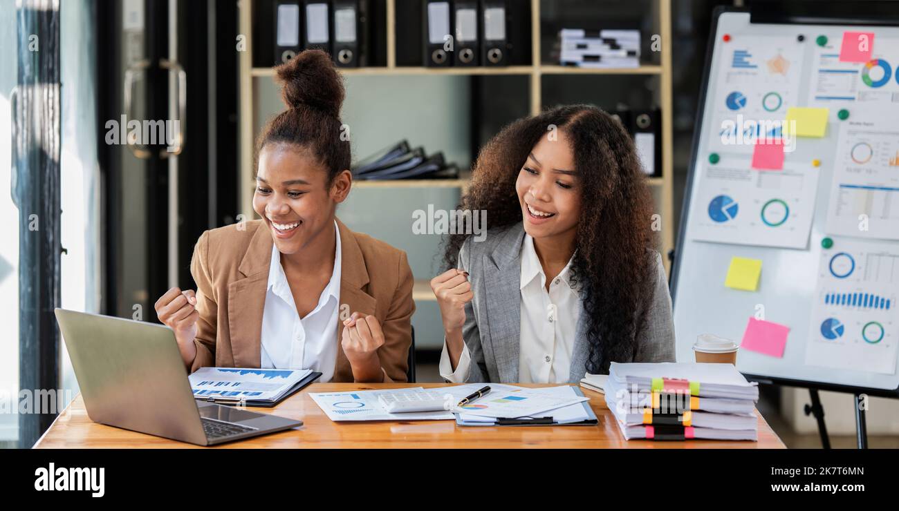 Deux femmes d'affaires noires célèbrent quand l'objectif de réussite d'affaires. Concept de réussite et d'objectif d'entreprise Banque D'Images