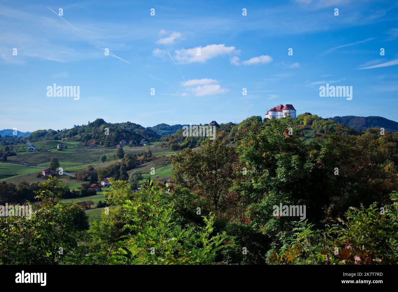 Vue panoramique du château de Veliki Tabor sur le sommet de la colline contre le ciel bleu Banque D'Images