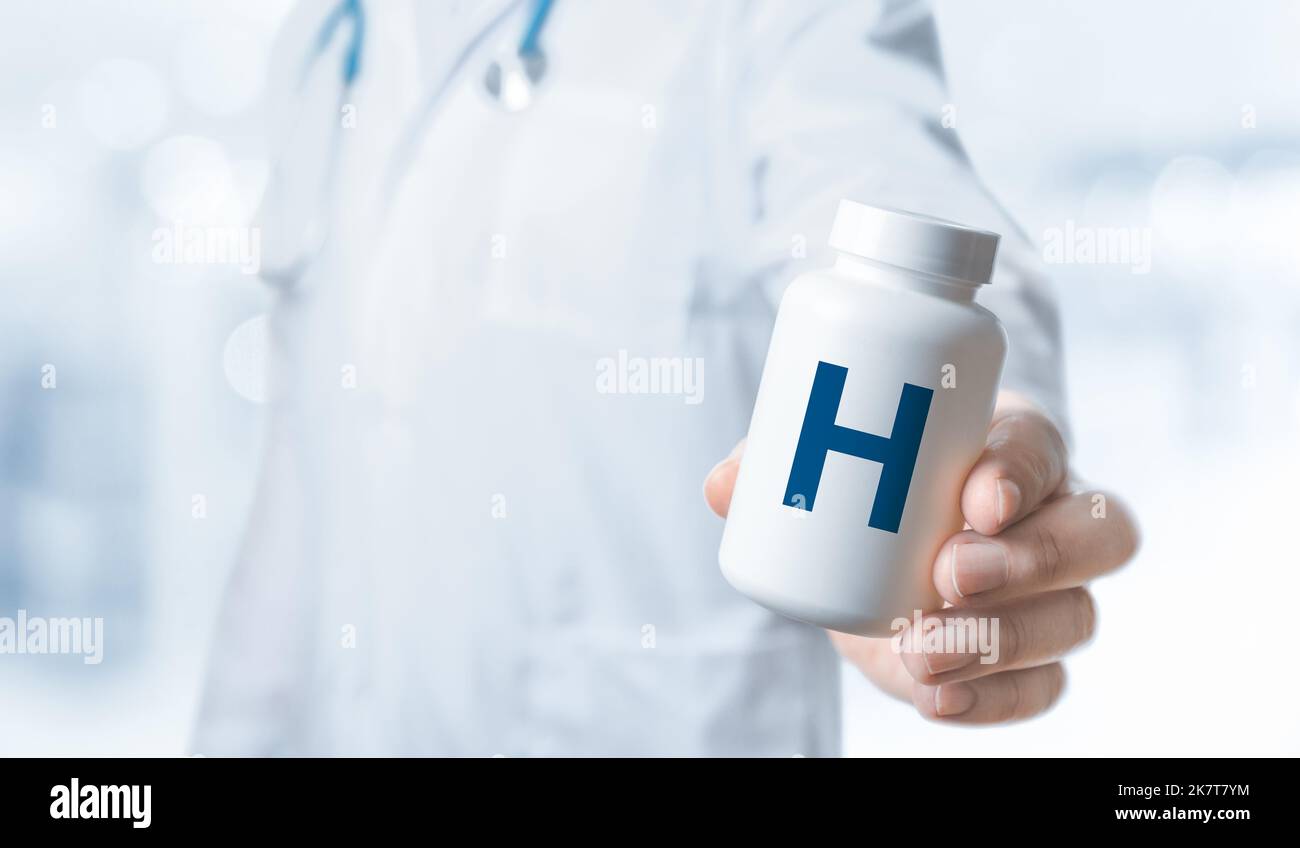 H vitamine, H suppléments pour la santé humaine. Le médecin recommande de prendre H. le docteur donne de la vitamine H. Vitamines et minéraux essentiels pour les humains. Doc Banque D'Images