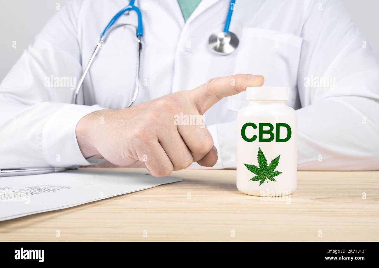 Suppléments de CBD pour la santé humaine. Le médecin recommande de prendre le CBD. Le médecin donne le CBD. Cannabis marijuana cannabis cannabis concept scientifique des soins de santé. Médecin h Banque D'Images