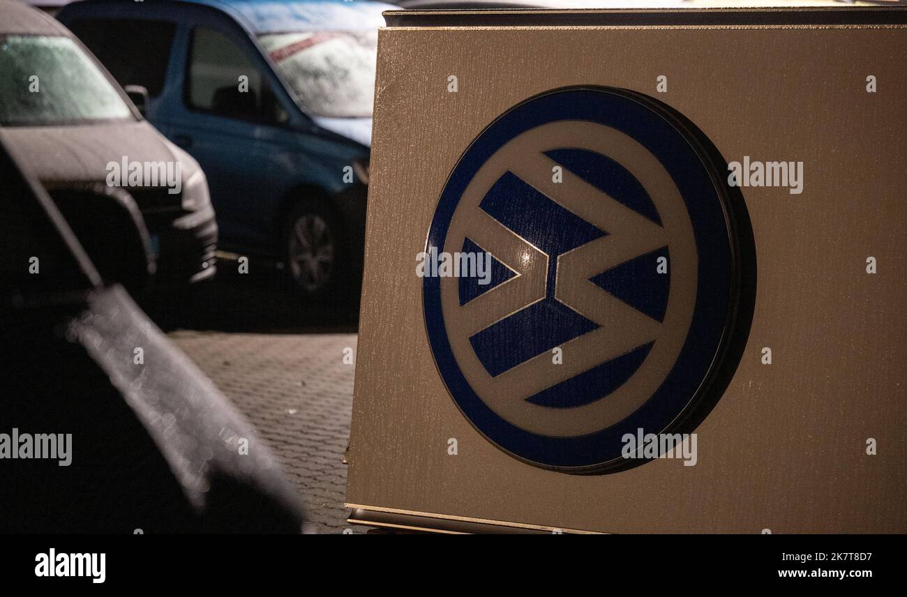 Leipzig, Allemagne. 19th octobre 2022. Le vieux logo VW démantelé se trouve sur un parking avec des voitures neuves et d'occasion d'un concessionnaire Volkswagen à Leipzig. Volkswagen avait légèrement modifié son logo de marque. Le logo précédent est progressivement remplacé. Credit: Hendrik Schmidt/dpa/Alay Live News Banque D'Images