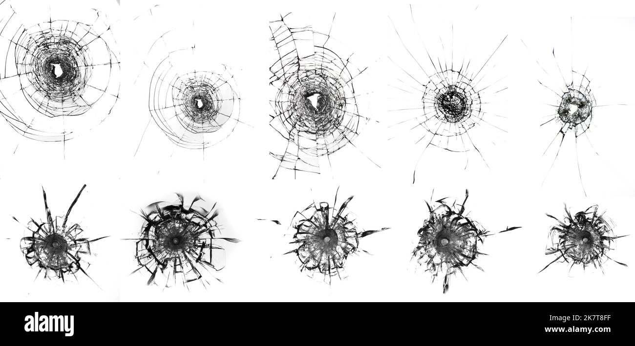 Fissures de verre cassées et trous de balle dans le verre isolés sur fond blanc. Collection de jeux pour le design Banque D'Images