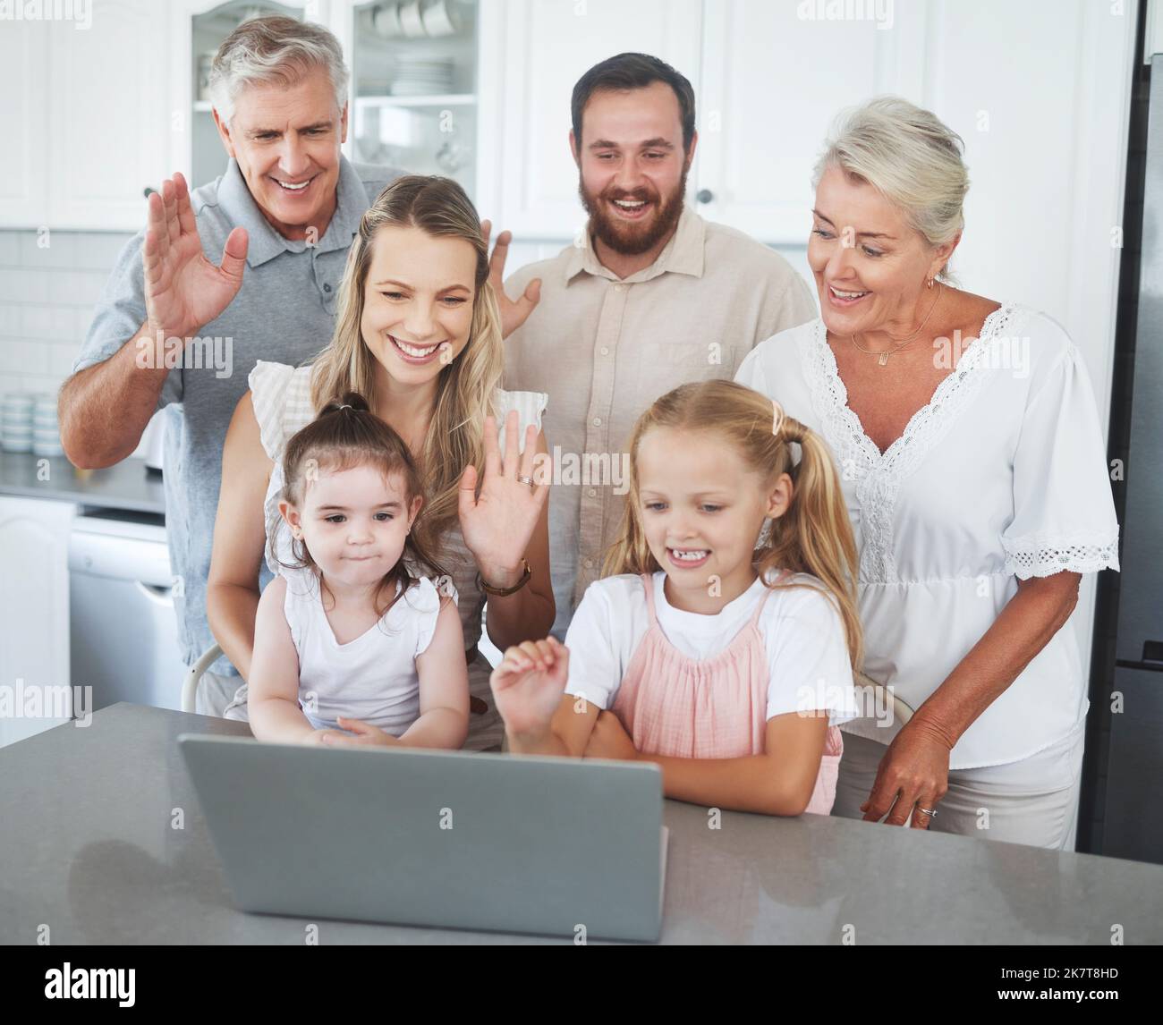 Wave, les enfants et la famille heureuse sur ordinateur portable appel ...