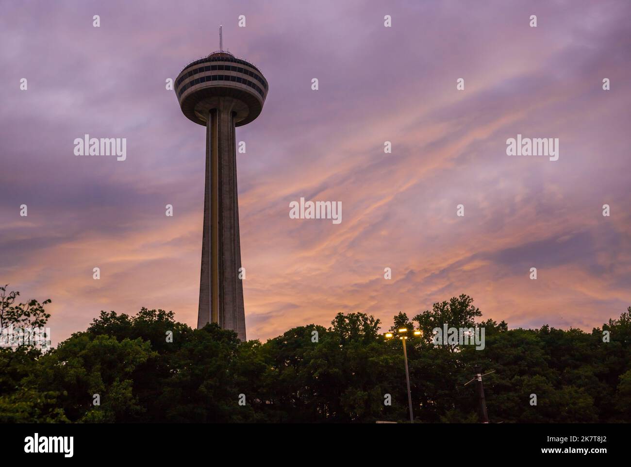 La tour d'observation et le beau ciel au coucher du soleil avec des nuages roses. Banque D'Images
