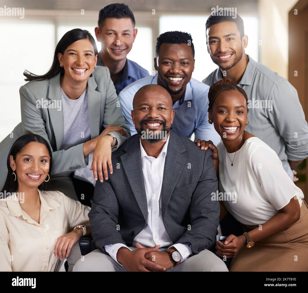Vous pouvez compter sur nous. Portrait rogné d'un groupe diversifié de gens d'affaires qui se posent dans leur bureau. Banque D'Images