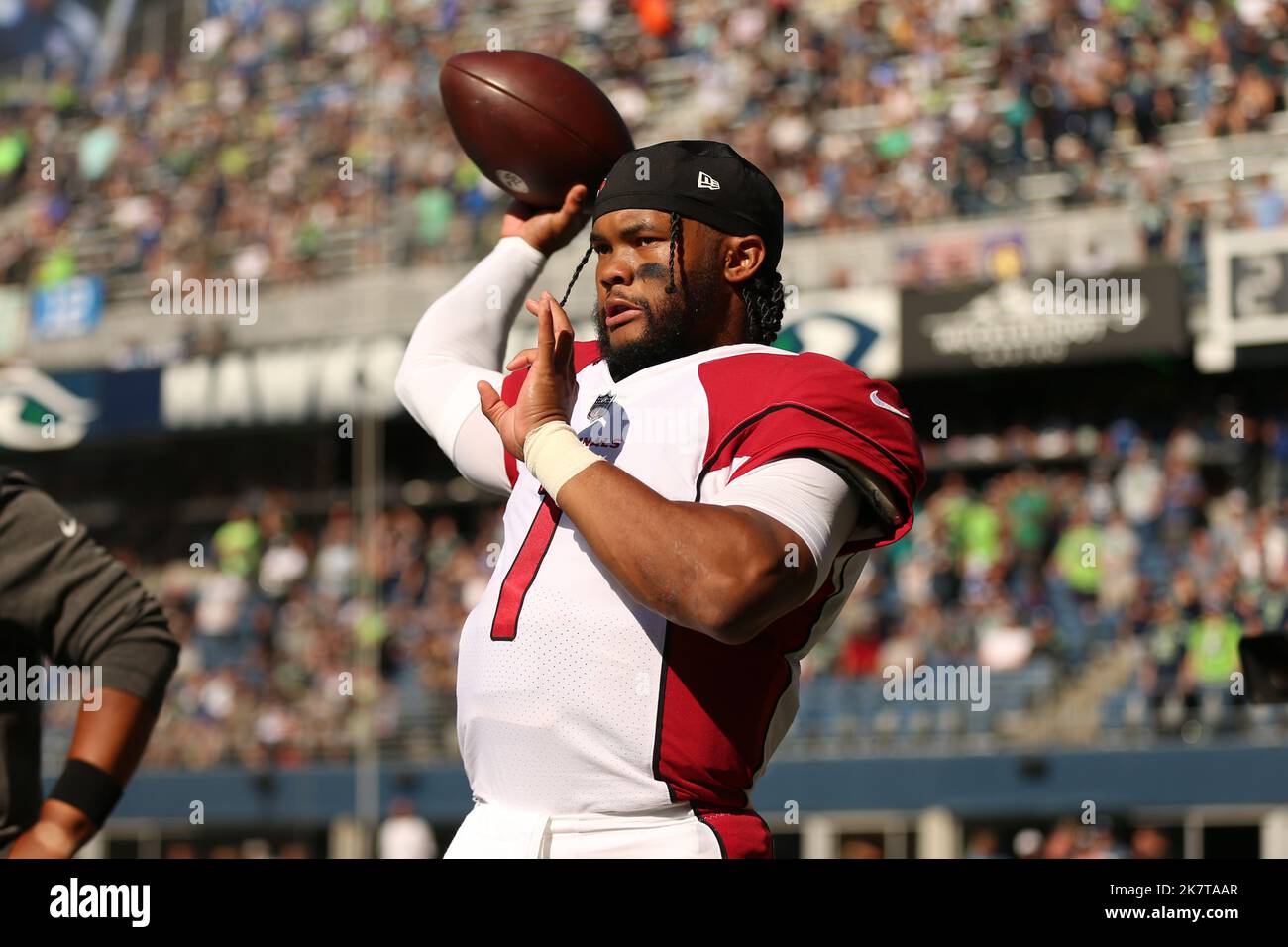 16 octobre 2022 : le quarterback des Arizona Cardinals, Kyler Murray (1), jette un passe pour vous réchauffer avant un match de football de la NFL à Seattle, WA. Sean Brown/CSM Banque D'Images