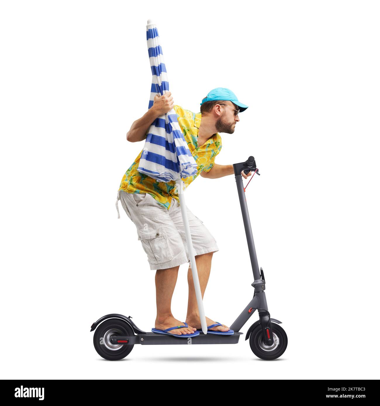 Homme à cheval sur un scooter électrique et tenant un parapluie de plage, il va à la plage, isolée sur fond blanc Banque D'Images