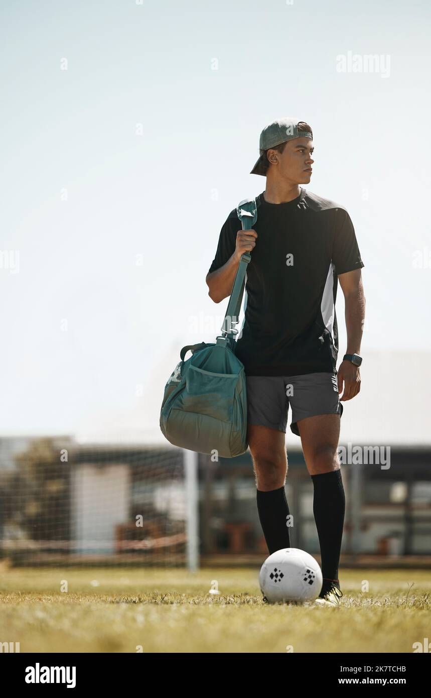 Homme de pensée, ballon de football ou terrain d'herbe pour l'entraînement, l'entraînement ou l'exercice pour le jeu de compétition brésilien. Joueur de football, sportif ou fitness Banque D'Images