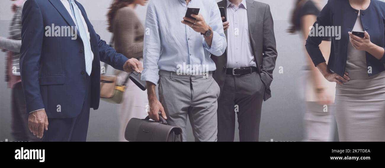 Rapide voleur pickpocketing dans la rue bondée de la ville, il vole un portefeuille de la poche d'un homme Banque D'Images