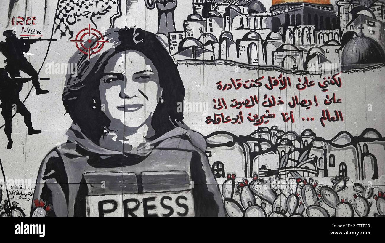 Une peinture murale dans la ville arabe d'Umm al-Fahm en Israël montre des soldats israéliens qui ont tiré sur le journaliste israélo-palestinien Shireen Abu Akleh, qui a travaillé pour le réseau Al Jazeera et a été tué dans la ville de Djénine en Cisjordanie Banque D'Images
