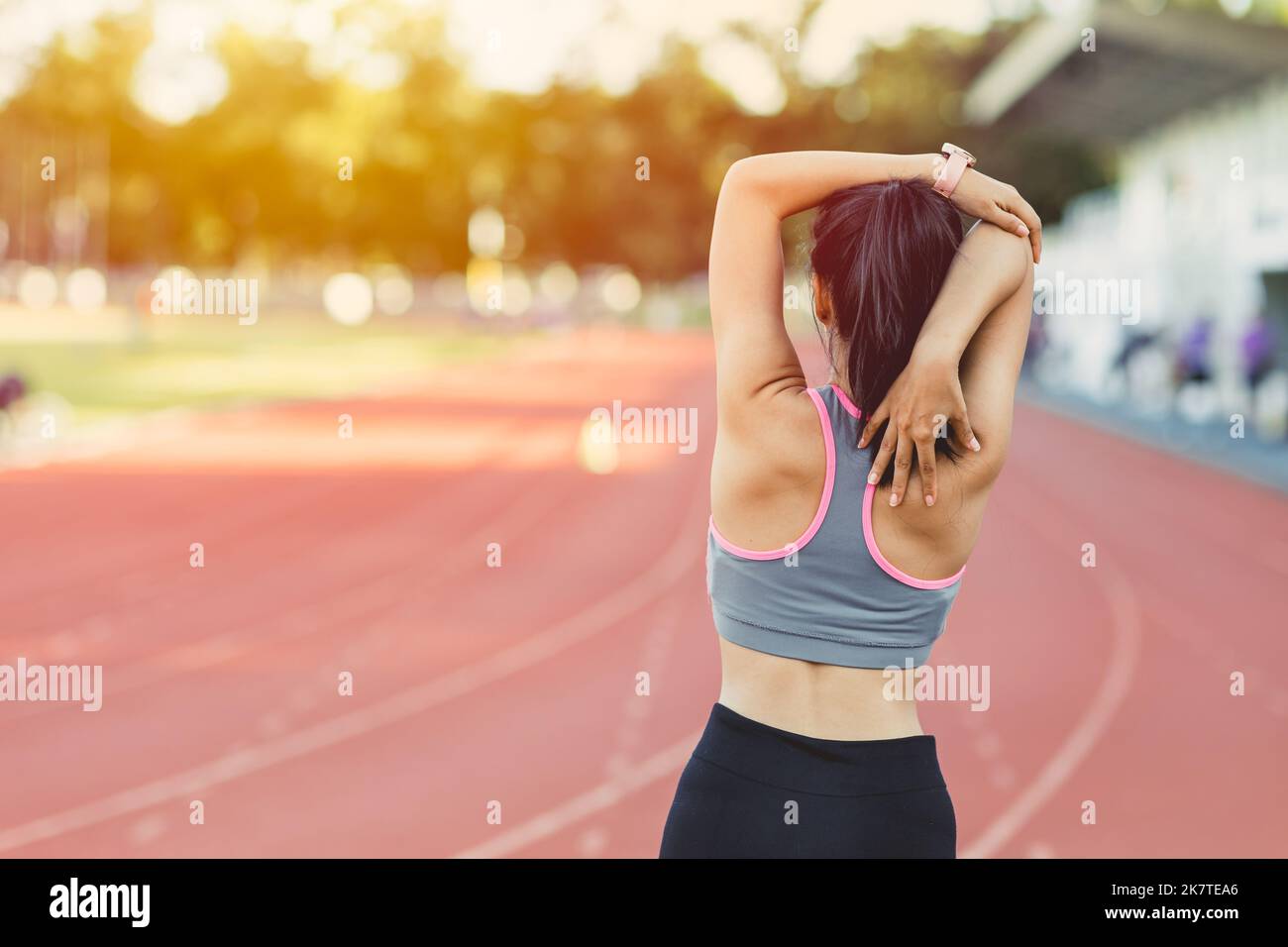 sport femmes coureur bras épaule étirage exercice activité à l'extérieur matin sain style de vie. Banque D'Images