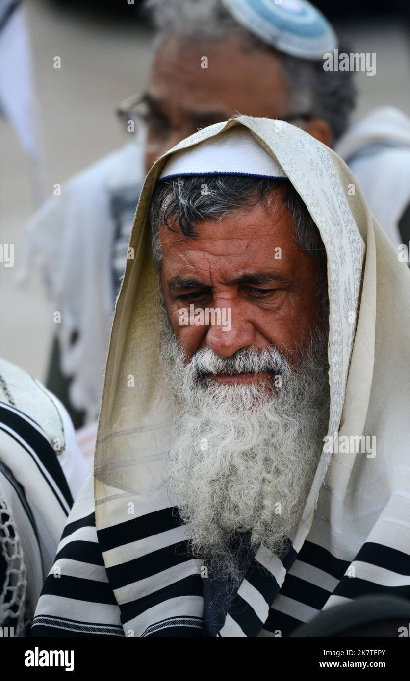 Des hommes juifs priant par le mur des lamentations / mur occidental dans le quartier juif de la vieille ville de Jérusalem, Israël. Banque D'Images