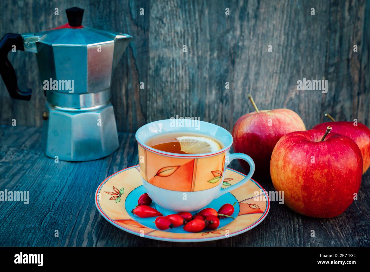 Thé de rosehip avec citron et pommes. Thé santé d'automne Banque D'Images