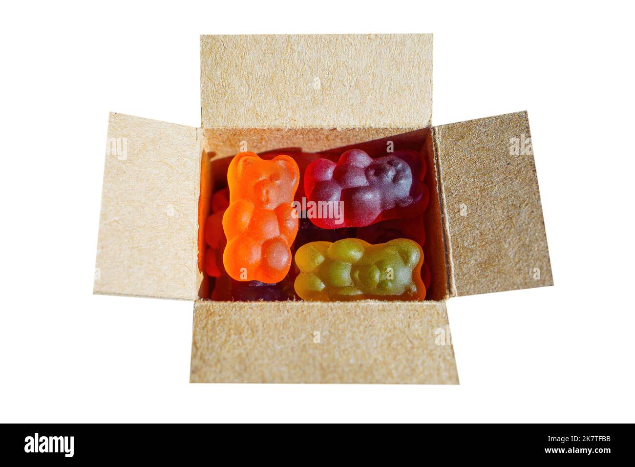 Vue de dessus d'une boîte d'expédition miniature pleine de gite ours colorés isolés sur fond blanc. Fournitures créatives pour la boutique de bonbons. Banque D'Images