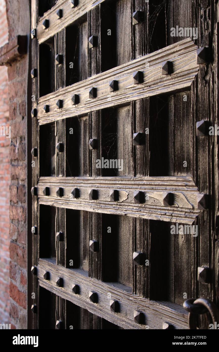Ancienne porte médiévale en bois avec détail clous Banque D'Images