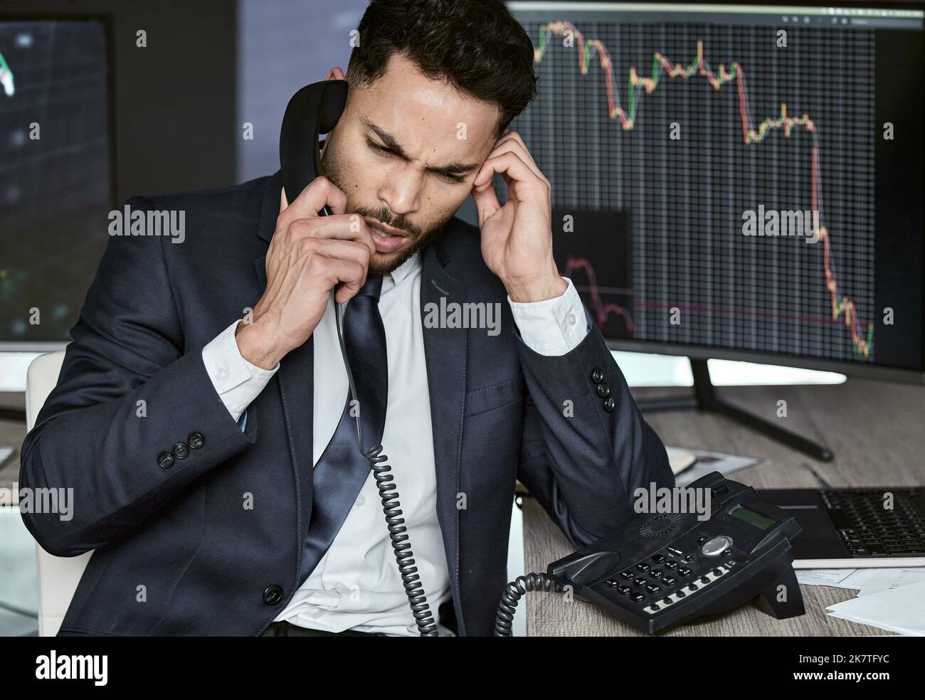 A souligné l'homme d'affaires au téléphone, négociant sur le marché boursier pendant une crise financière. Trader sur un marché baissier avec des actions en rupture. Crash du marché Banque D'Images