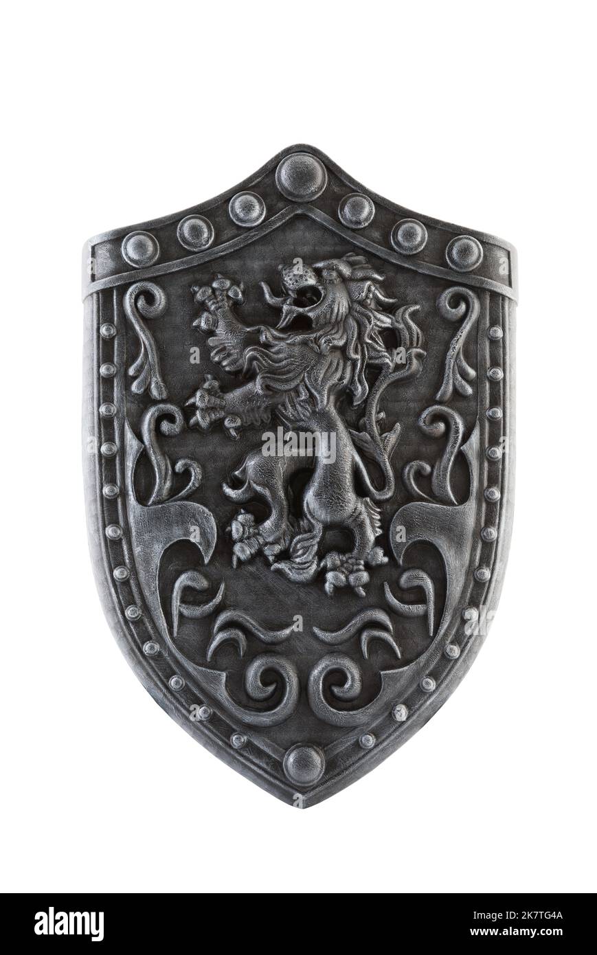 Ancien bouclier à la décoration médiévale avec lion isolé sur fond blanc avec passe-cheveux Banque D'Images