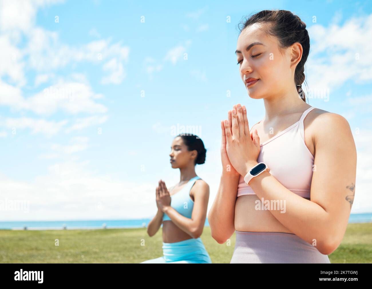 Méditation, fitness et yoga femmes dans le parc ou la plage avec ciel bleu maquette pour le bien-être, la pleine conscience et la guérison intérieure. Fitness, calme et pilates Banque D'Images