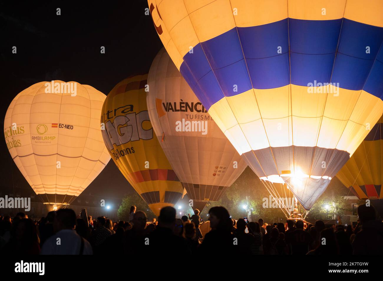 Madrid. Espagne'; 08 octobre 2022: Festival de la nuit des montgolfières d'Aranjuez 2022. Lumière de nuit. Ballons illuminés la nuit avec leurs brûleurs à droite Banque D'Images