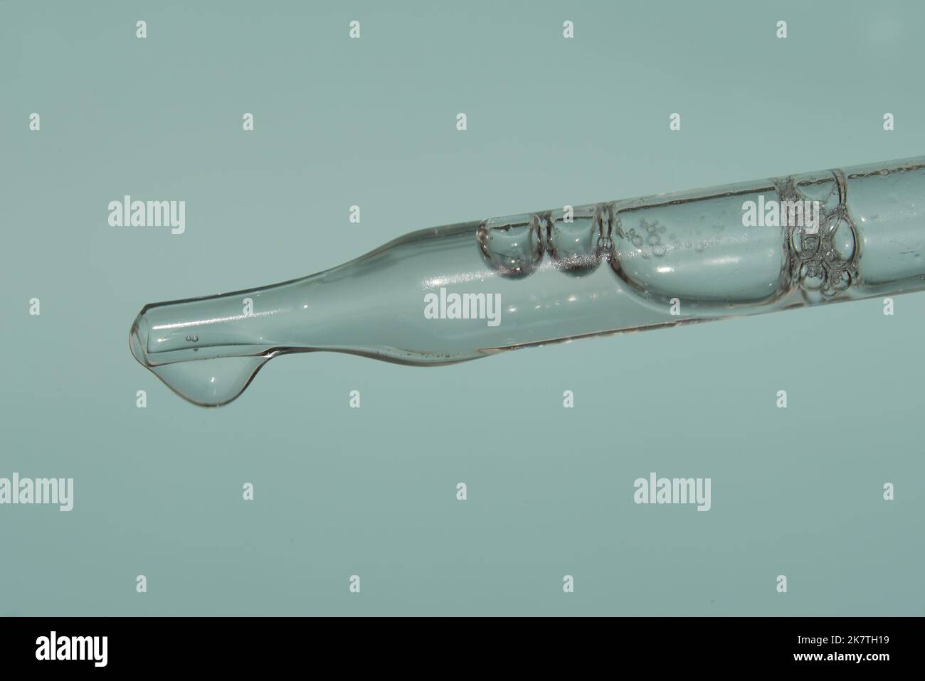 Pipeter avec de l'essence liquide sur fond bleu clair. Sérum pour le visage. Le concept d'un extrait à des fins cosmétiques. Photo de haute qualité Banque D'Images Pipeter avec de l'essence liquide sur fond bleu clair. Sérum pour le visage. Le concept d'un extrait à des fins cosmétiques. Photo de haute qualité Banque D'Images