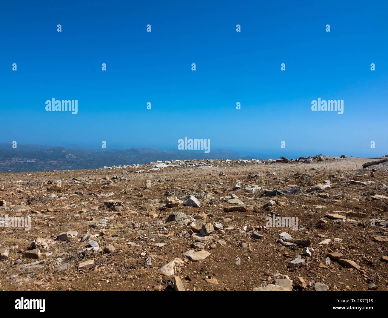 Rochers et pierres sur le sommet de la montagne d'Attavyros. Climat aride. Rhodes, Grèce. Placer pour le texte. Banque D'Images