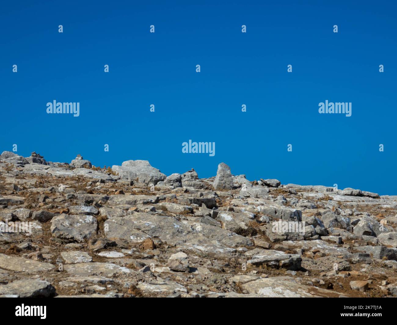 Rochers et pierres sur le sommet de la montagne d'Attavyros. Climat aride. Rhodes, Grèce. Placer pour le texte. Banque D'Images