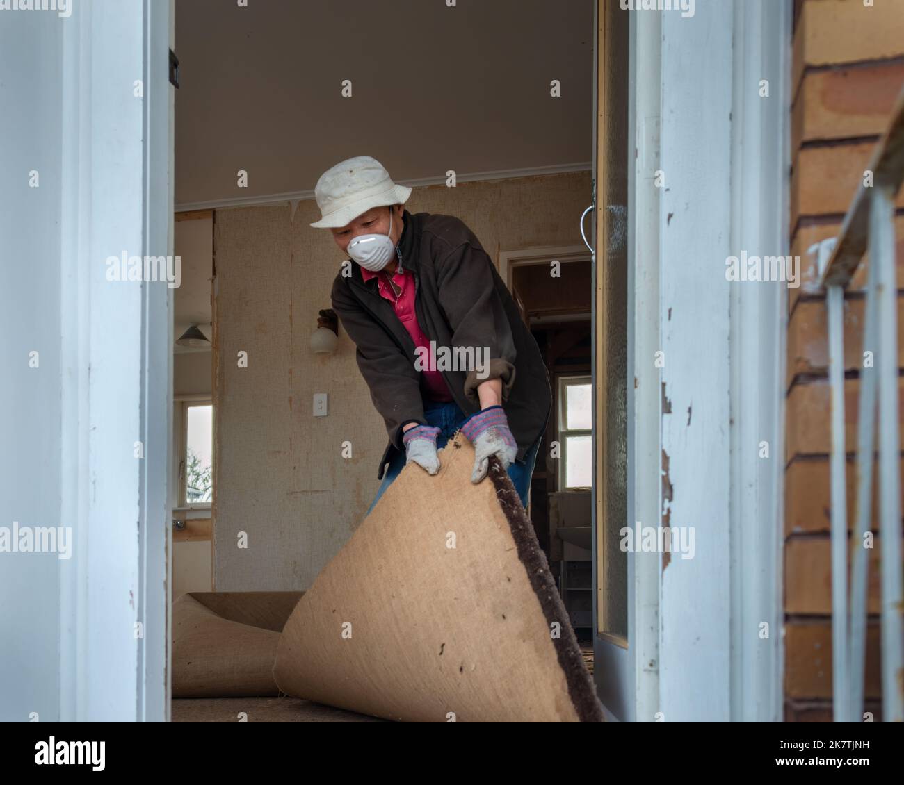 Homme tirant et retirant la moquette. Intérieur de la maison faites-lui soi-même projet de rénovation. Banque D'Images