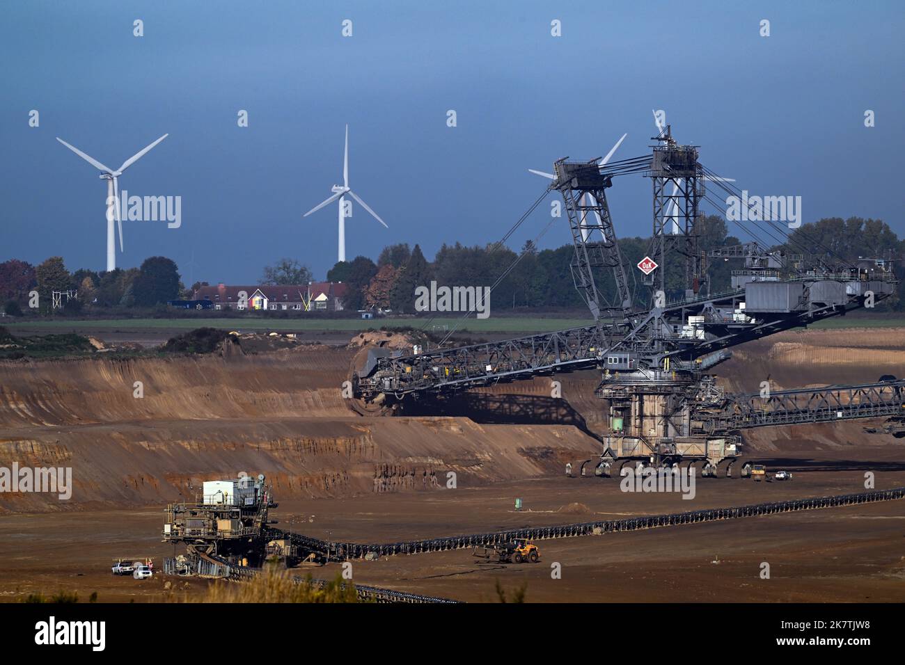 19 octobre 2022, Rhénanie-du-Nord-Westphalie, Jüchen: Une pelle hydraulique à roue à godets travaille dans la mine de lignite à ciel ouvert Garzweiler. Le village de Lützerath est visible en arrière-plan. L'élimination du charbon dans le champ de houille de Rhenish en Rhénanie-du-Nord-Westphalie doit être avancée de huit ans à 2030. Face à la crise énergétique actuelle, deux centrales électriques au lignite doivent fonctionner plus longtemps que prévu. Photo: Federico Gambarini/dpa Banque D'Images