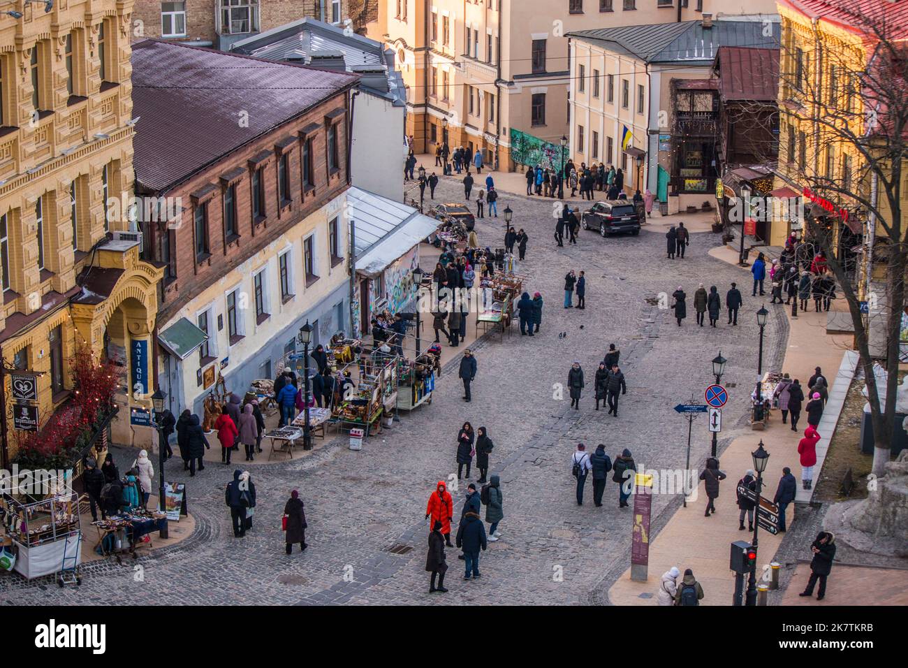 En regardant vers le bas Andriivskyi St à Kiev, avant l'invasion par la Russie Banque D'Images