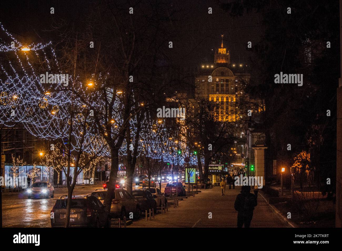 Regarder vers l'avenue Khreshatyk à Kiev à l'ère soviétique budynok z zirkoyu avant la guerre pendant Noël Banque D'Images