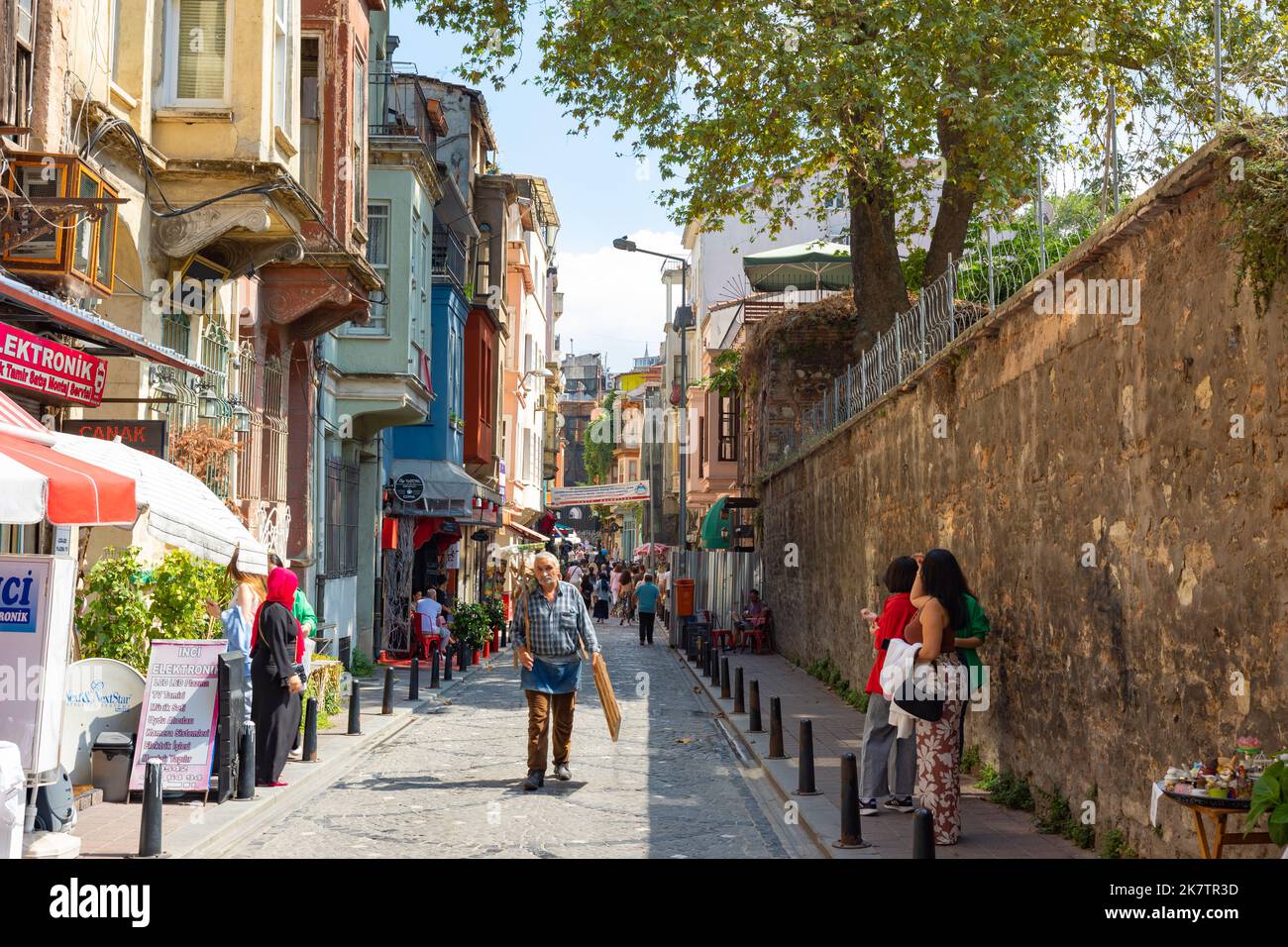 Vue sur la rue depuis le quartier de Balat d'Istanbul. Voyage en Turquie photo de fond. Istanbul Turquie - 8.20.2022 Banque D'Images