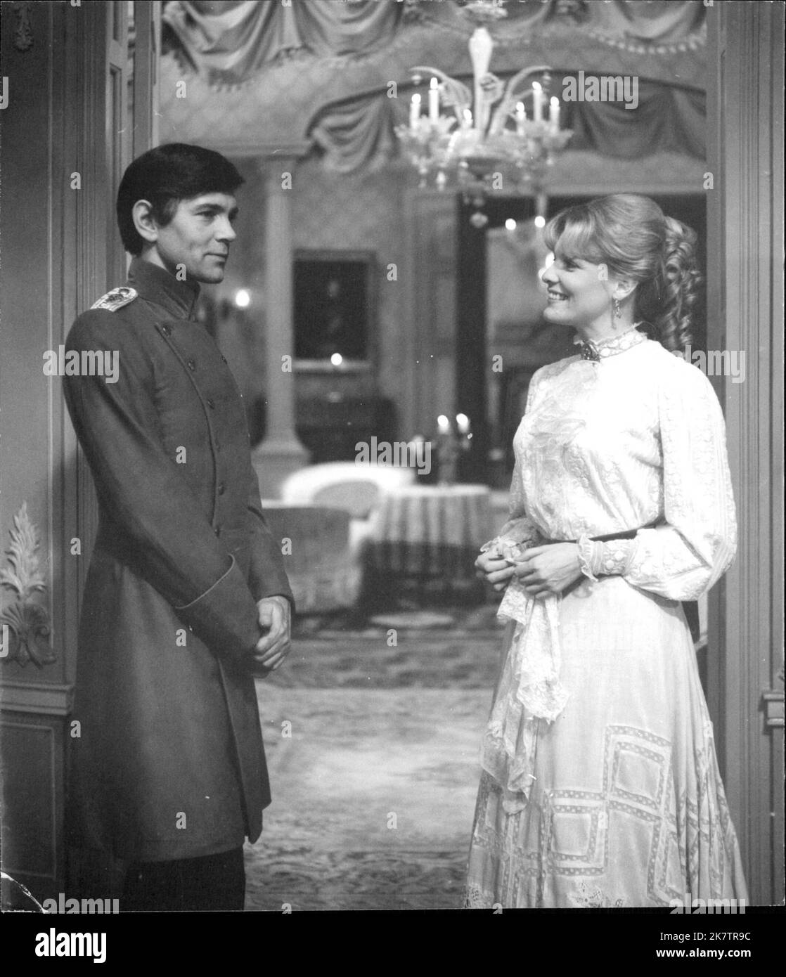 Der Stechlin - Woldemar c. Stechlin verabschiedet sich von Melusine nicht ohne das Versprechen, seinen Besuch recht zu wiederholen. (Franziska Bronnen, Georg Martin Bode) Banque D'Images