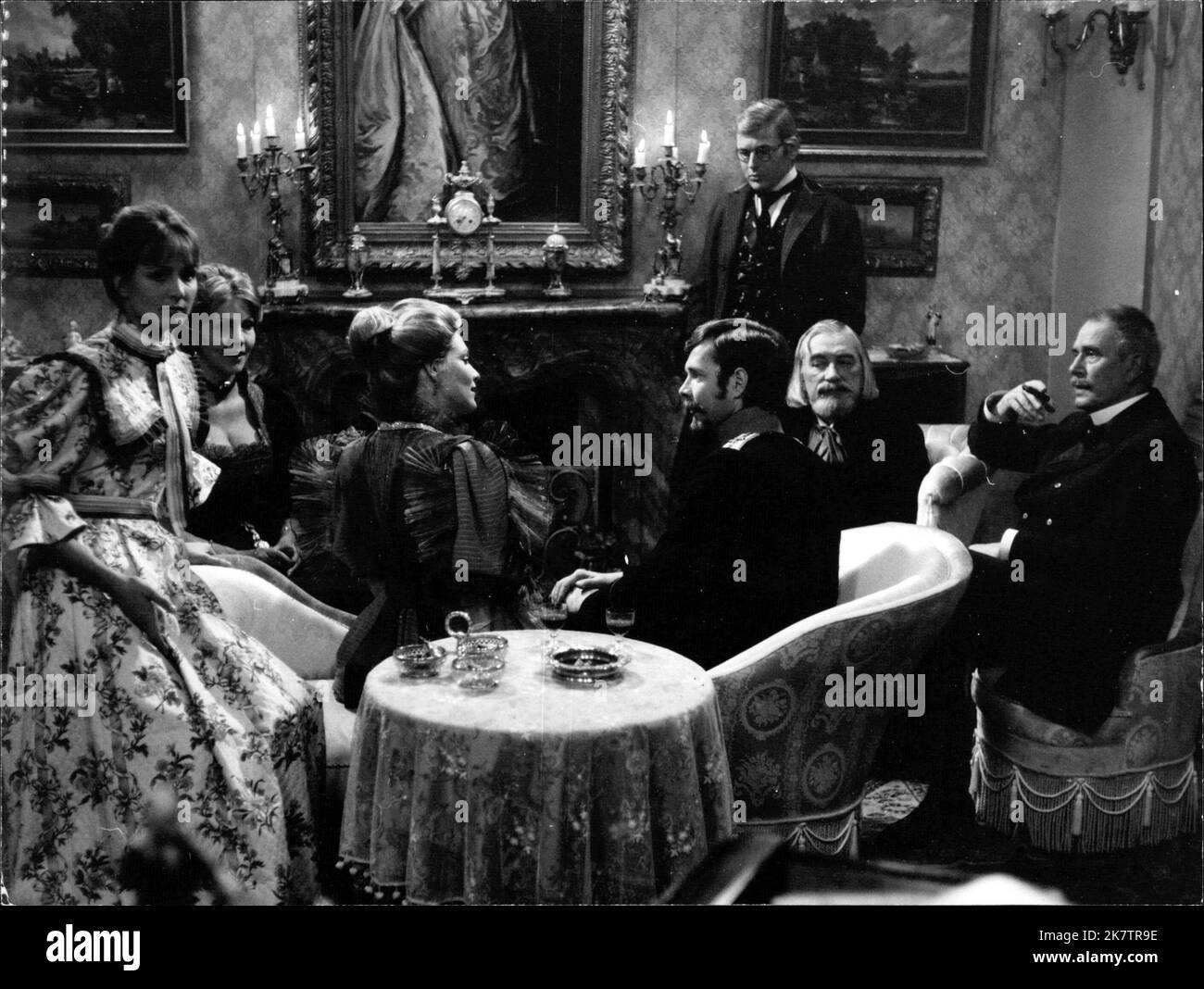 Der Stechlin - Eine kleine Gesellschaft im salon des Grafen Barby lauschcht der Kritik und den Komplimenten des Gates Dr. Wrschowitz, der sich kürzlich in Berlin angesiedelt Hat (v.l. Diana Körner, Almut Berg, Franziska Bronnen, Volcert Kraeft, Valentin Polcuch, Karl Lange) stehend: (Ulrich c. Dobschütz) Banque D'Images