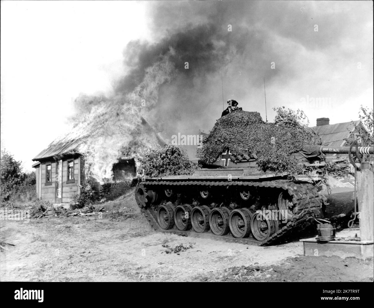 Der Illegale 1. Teil - Die Welt hält den Atem an: AM 22. Juni 1941 überfällt die Deutsche Wehrmacht die Sowjetunion. Deutsche Panzer brandschatzen ein kleines Dorf. Banque D'Images