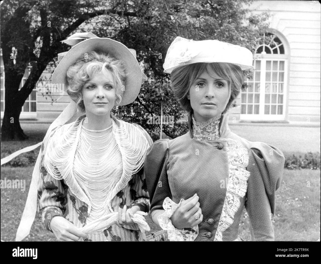 Der Stechlin - Franziska Bronnen und Diana Körner (v.l.) als Melusine und Armgard, Töchter des Grafen Barby. Banque D'Images