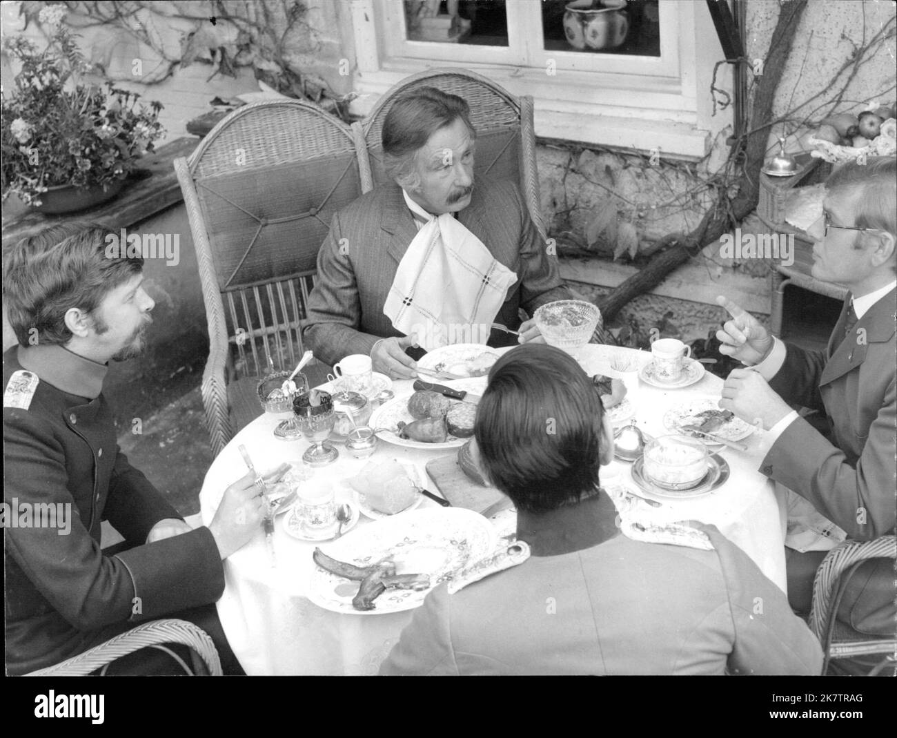 Der Stechlin - Am Frühstückstisch auf der Schlossterasse Hat sich eine lebhafte Unterhaltung entsponnen. (v. l. Volcert Kraeft, Arno Assmann, Ulrich c. Dobschütz, Georg Martin Bode) Banque D'Images