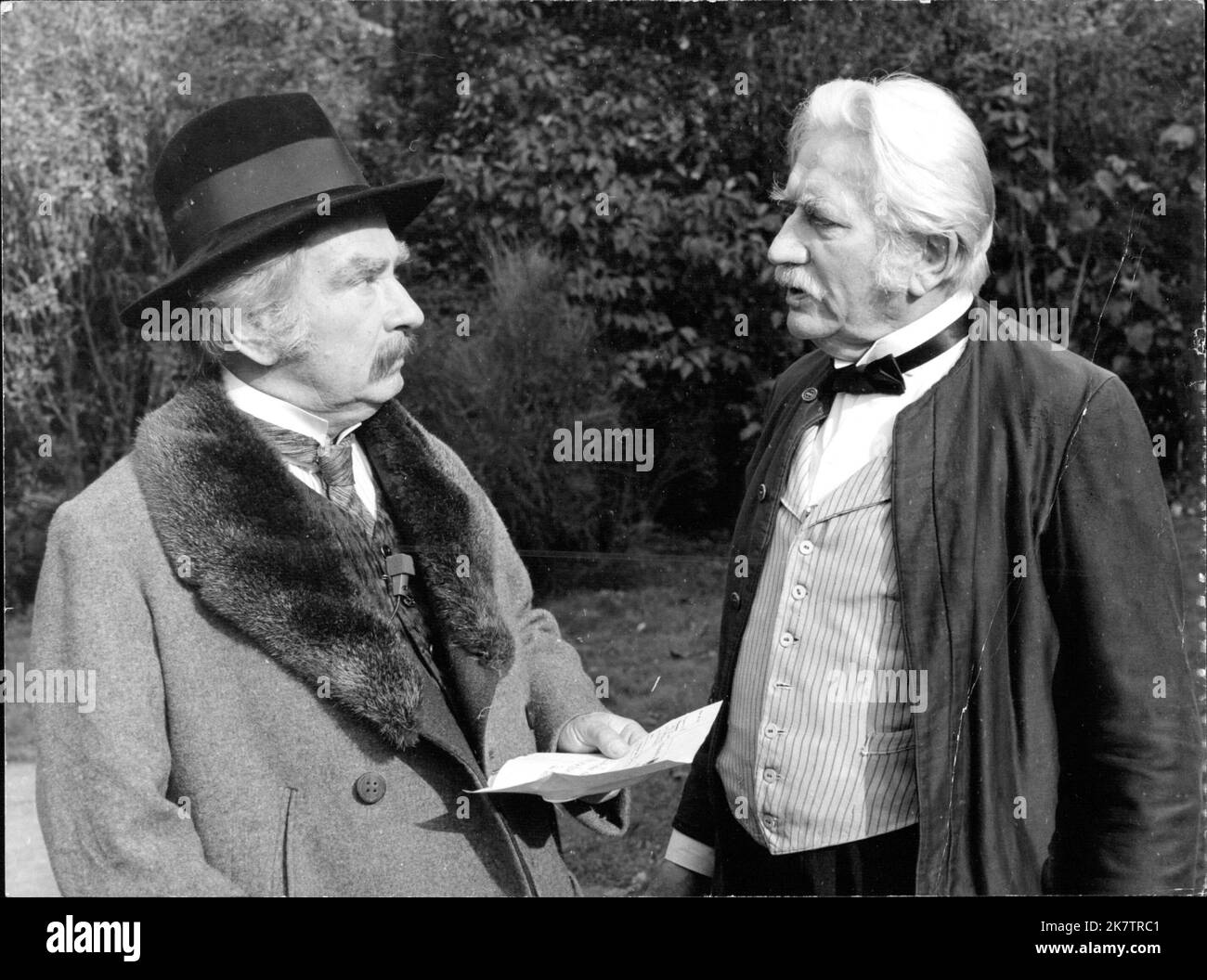 Der Stechlin - Der märkische Adlige Dubslav c. Stechlin (Arno Assmann, l.) bekommt eines Tages ein Telegramm, in dem sich sein Sohn anmeldet. Sogleich veranlasst er sein Faktotum Engelke (Willi Rose) alles für den willkommenen Besuch vorzubereiten. Banque D'Images