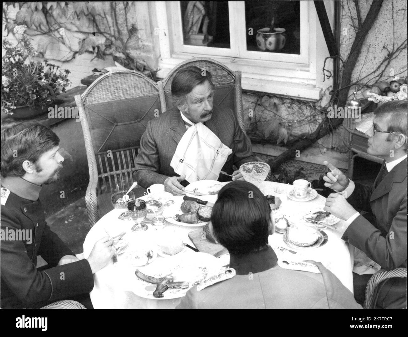 Der Stechlin - Am Frühstückstisch auf der Schlossterasse Hat sich eine lebhafte Unterhaltung entsponnen. (v. l. Volcert Kraeft, Arno Assmann, Ulrich c. Dobschütz, Georg Martin Bode) Banque D'Images