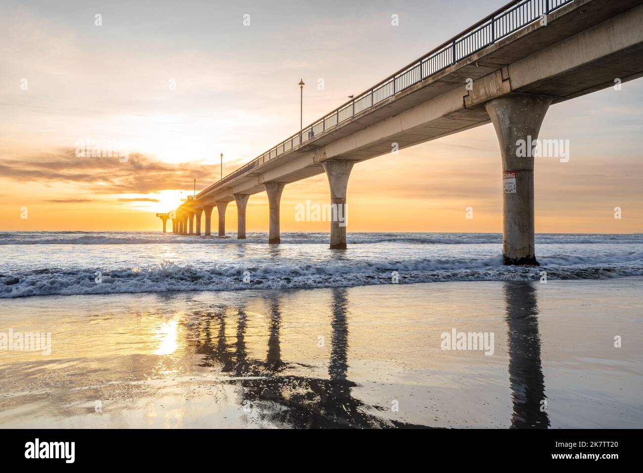 Magnifique lever de soleil à New Brighton Pier, Christchurch, Nouvelle-Zélande. C'est l'un des principaux centres de loisirs et de tourisme du pays de l'est. Banque D'Images